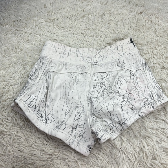 Lululemon Inner Glow High-Rise Short 3" Thread Dye White Black - Picture 4 of 5